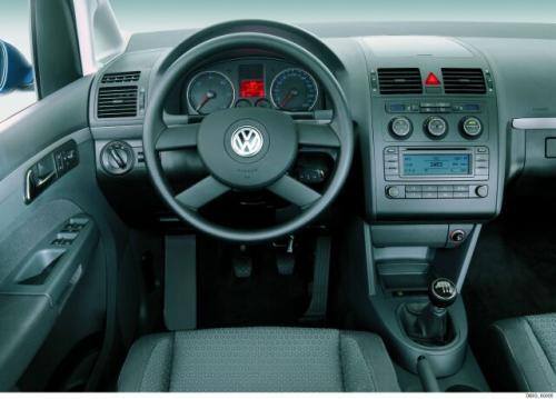 Fot. VW: Tablica przyrządów Tourana jest również czytelna i charakterystyczna dla Volkswagena.