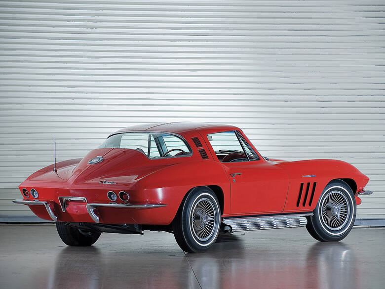 Generacja C2 (1963-1967)Wielu znawców uważa, że to najpiękniejsza Corvette, jaka kiedykolwiek powstała. Najbardziej poszukiwane są coupé z rocznika 1963