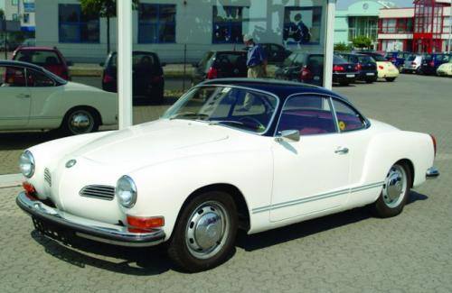 Fot. VW: Niezwykle urodziwe nadwozie miał pojazd produkowany na bazie Garbusa – Karmann-Ghia. Na zdjęciu wersja z 1972 r. – obecnie ceniony model ko
