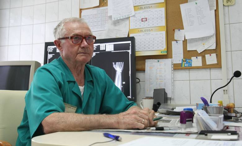 - Między drugą a trzecią kością śródstopia tkwiła około 3-centymetrowa złamana igła do szycia z uchem - mówi dr Antoni Rapiejko.