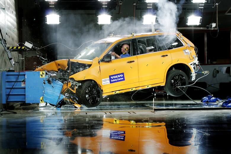 Volvo XC90 Amerykańskie testy zderzeniowe IIHS są zmorą wielu producentów. Słabe wyniki notowały w nich nawet modele, które doskonale wypadły w testach