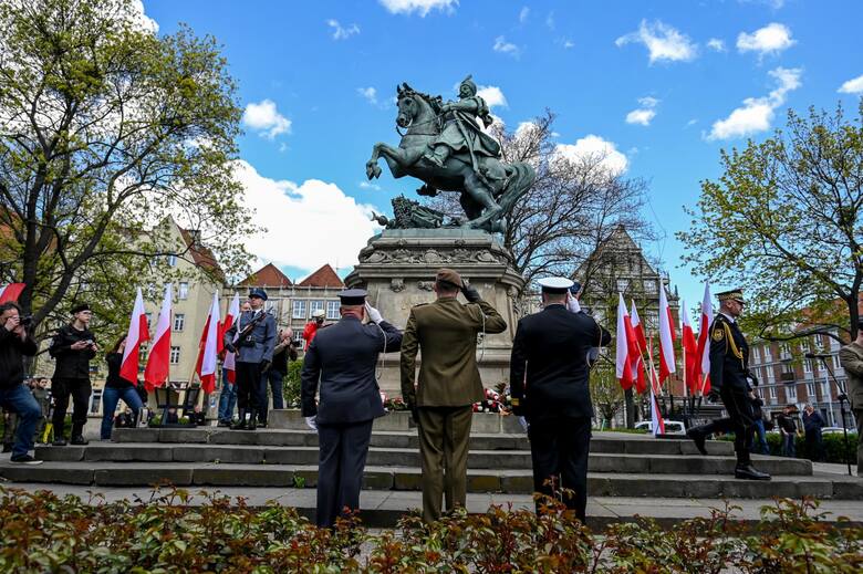 Gdańskie uroczystości Święta Konstytucji 3 Maja w cieniu skandalu. Zbezczeszczony pomnik Piłsudskiego, sprawa zostanie zgłoszona na policję