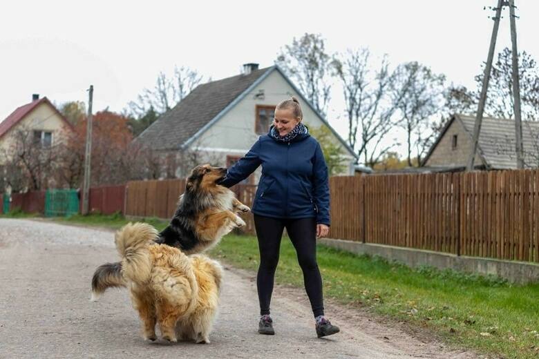 Emilia Korolczuk w swojej wsi Laszki oraz jej ukochane psy