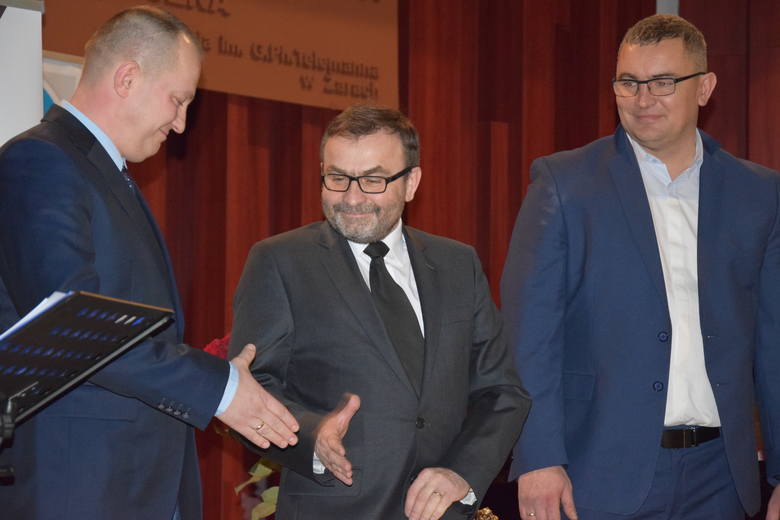 Anatol Kałasznikow gratuluje wygranej Wiesławowi Skotnickiemu