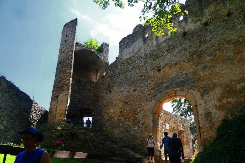 Ruiny średniowiecznej warowni znajdują się na górze Choina. Zamek słynie z wielu legend i zapewnia bajeczne widoki na Karkonosze