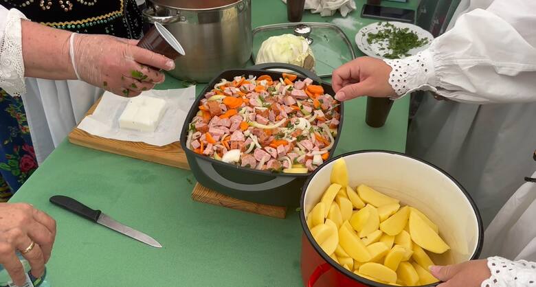 Bitwa smaków w Bieczu. Na talerzach letni bukiet: prołzioki, chwastowe placki, klopsy w zupie i ziemniaki pieczone na ognisku