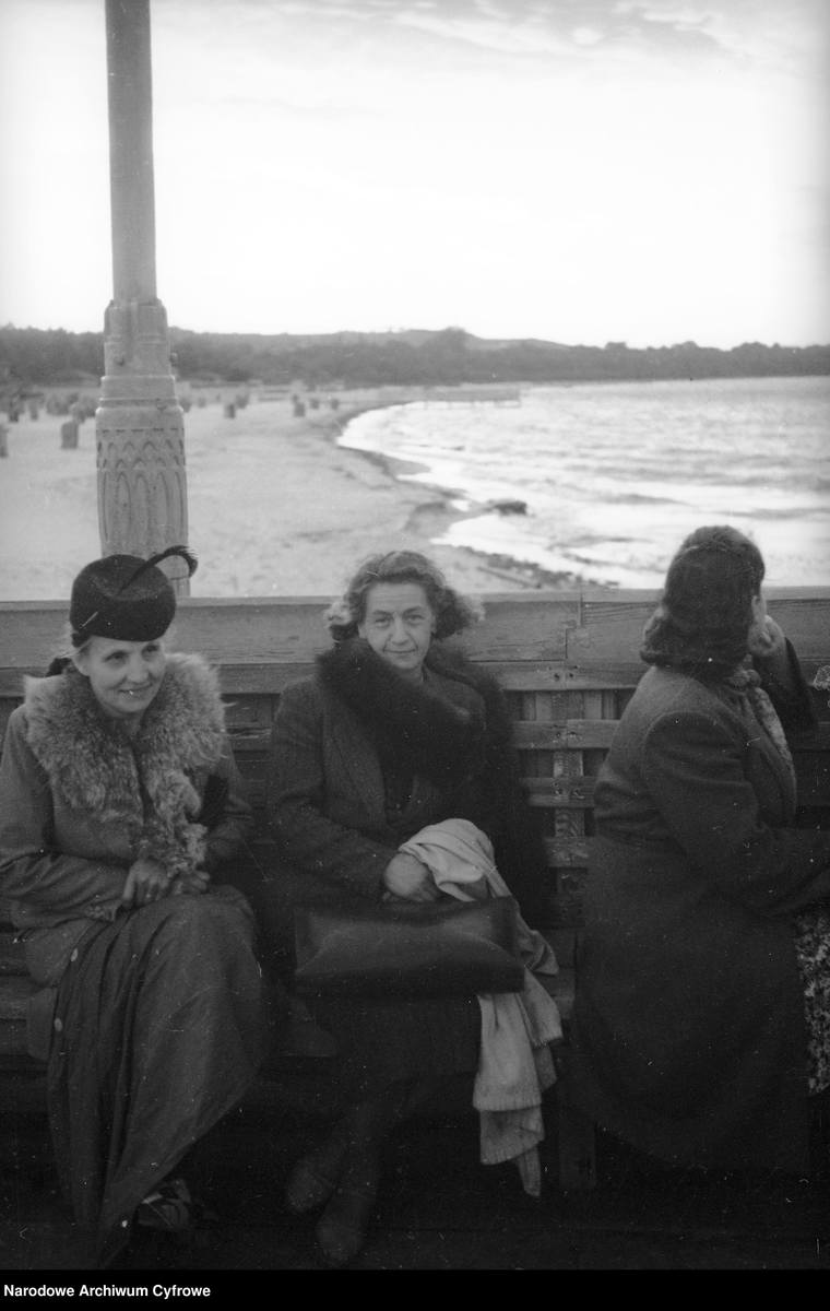 <strong>Sopot, 1945</strong><br /> <br /> Kobiety na ławce na molo w Sopocie - pośrodku Felicja Witkowska. W tle widoczna plaża.<br />  <br />  