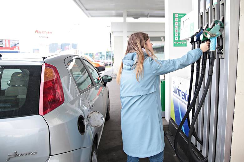 Obecne ceny paliw spadają powoli, za to po nowym roku bardzo prawdopodobny jest ich wzrost 