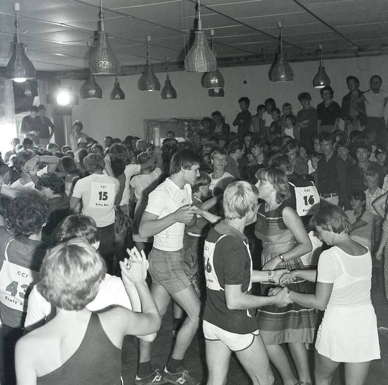 Maratony tańca były szczególnie popularne w Polsce w latach 80. XX wieku. Na Pomorzu moda ta znalazła swoich wielbicieli w Białym Borze