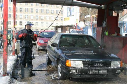 Fot. Grzegorz Gałasiński: Po zimie warto dokładnie umyć samochód w myjni ręcznej.