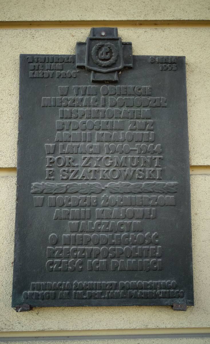 Tablica pamiątkowa na budynku przy ul. Grudziądzkiej w Bydgoszczy. Na jej odsłonięciu w maju 1995 roku obecny był Zygmunt Szatkowski.