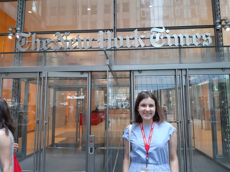 Zuzanna Kuffel przed siedzibą New York Times