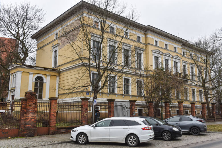 Budynek siedziby Dowództwa Okręgu Korpusu nr VIII przy Woli Zamkowej w Toruniu - zdjęcie współczesne. Gmach, w  którym po wojnie znajdowało się przedszkole wojskowe, od lat jest opuszczony i niszczeje.