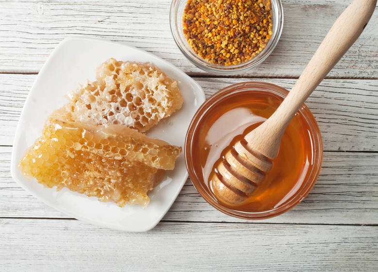 Contrairement aux apparences de bonne qualité, le miel traditionnel semble bien pire que le miel artificiel.  En effet, il en résulte un processus de cristallisation en surface