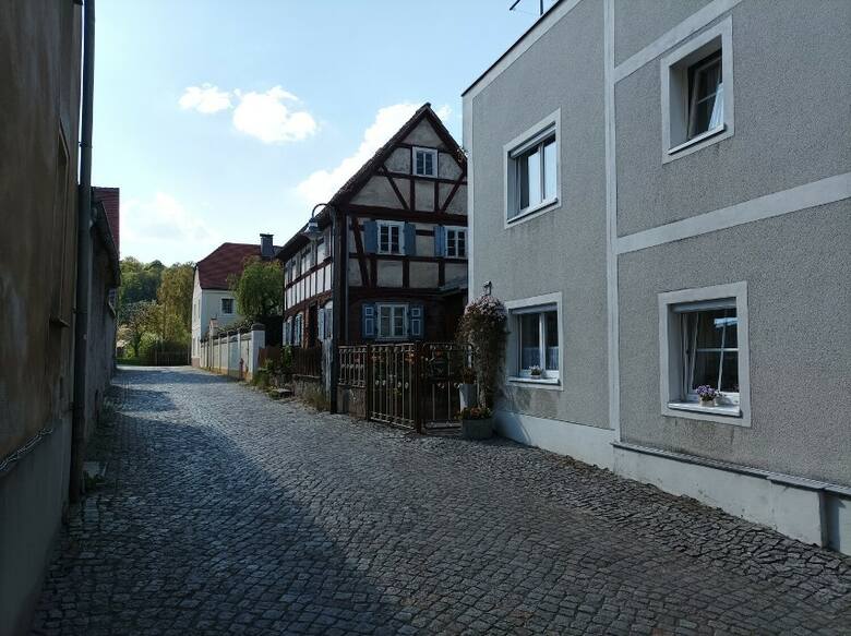 Niemiecka miejscowość Ostritz posiada zabytkowy rynek, kościół, kamienice, ale i domy przysłupowe, charakterystyczne dla architektury Górnych Łużyc.