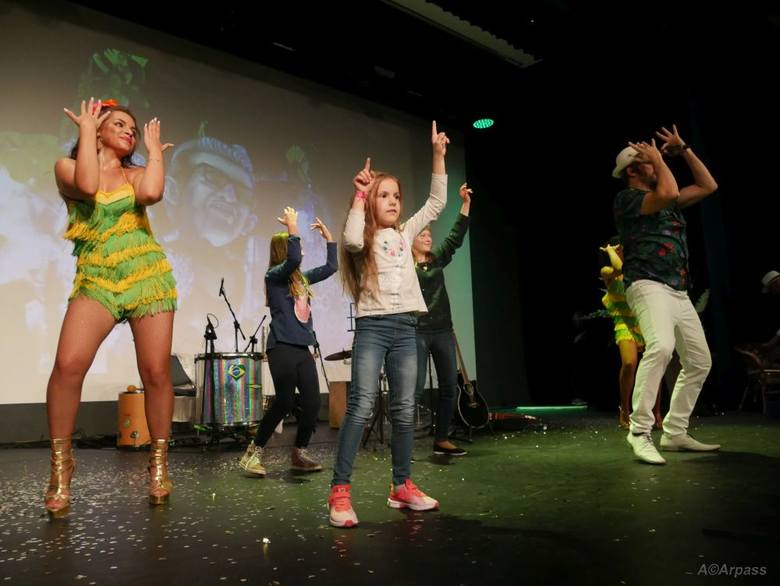 Jak się okazało po kilkuminutowej lekcji grupa ochotników mogła już tańczyć sambę razem z tancerzami z grupy As Belezas do Brasil.