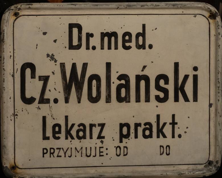 Doktor Czesław Wolański w swoim domowym gabinecie w Łaźni Miejskiej przy ul. ks. Skorupki 2.