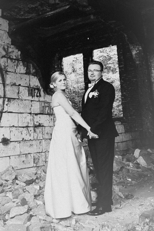 Ewelina i Krzysztof - sesja ślubna w ruinach starej cegielni w Będzinie