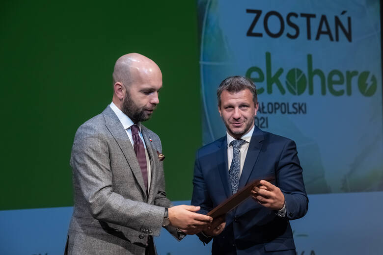 Wójt gminy Wielka Wieś Krzysztof Wołos odbiera nagrodę z rąk redaktora naczelnego Wojciecha Muchy