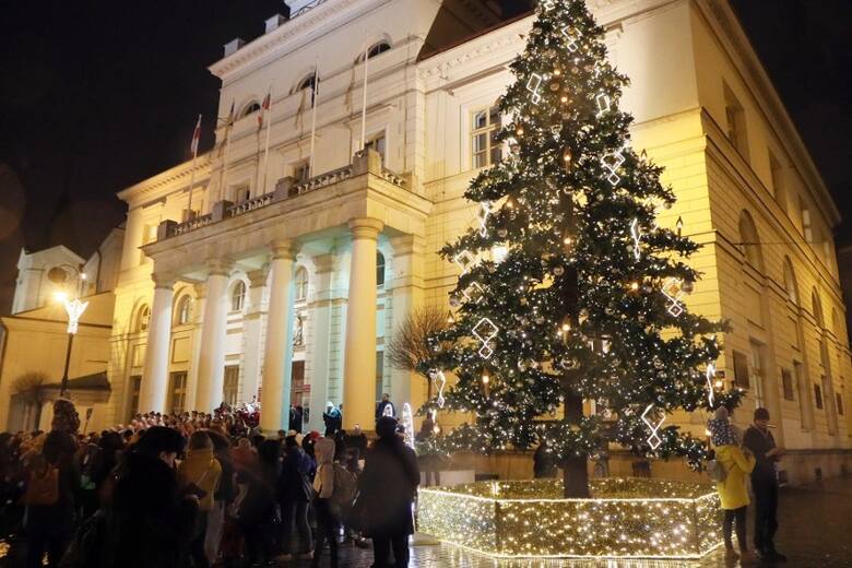 20-metrowa choinka w Lublinie od 23 grudnia świecić będzie do 2:00 w nocy. Po 1 stycznia wróci do trybu oszczędnościowego i gasnąc będzie o północy.