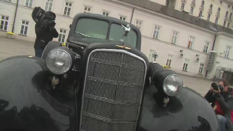 Przed Belwederem zaprezentowano Cadillaca marszałka Piłsudskiego (WIDEO)