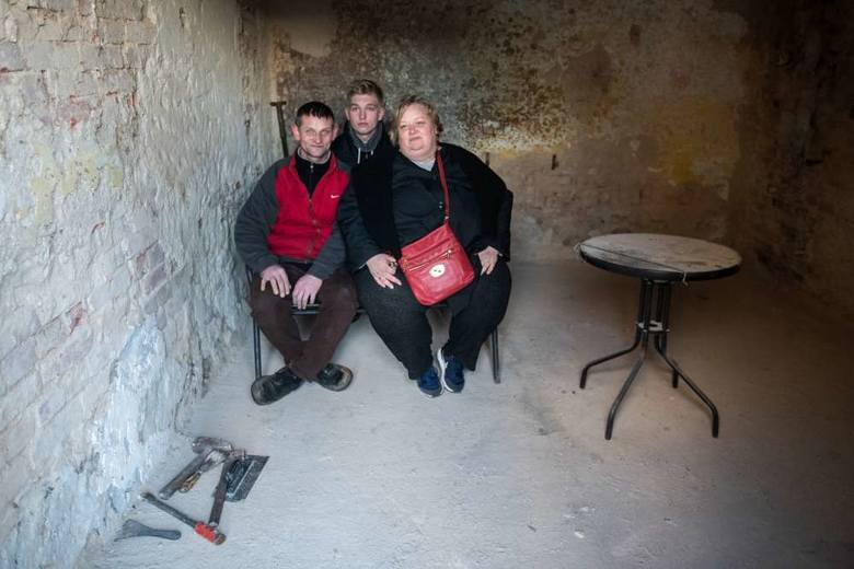 Katarzyna i Tomasz Chudzińscy z synem Patrykiem w pokoju, w którym wybuchł pożar. Jeszcze niedawno toczyło się tu życie rodziny<br /> 