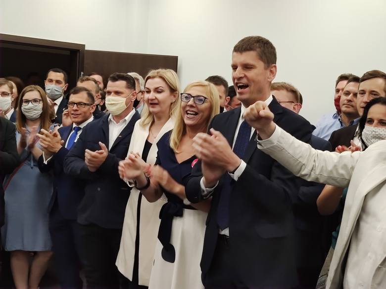 Wieczór wyborczy w podlaskim sztabie Andrzeja Dudy