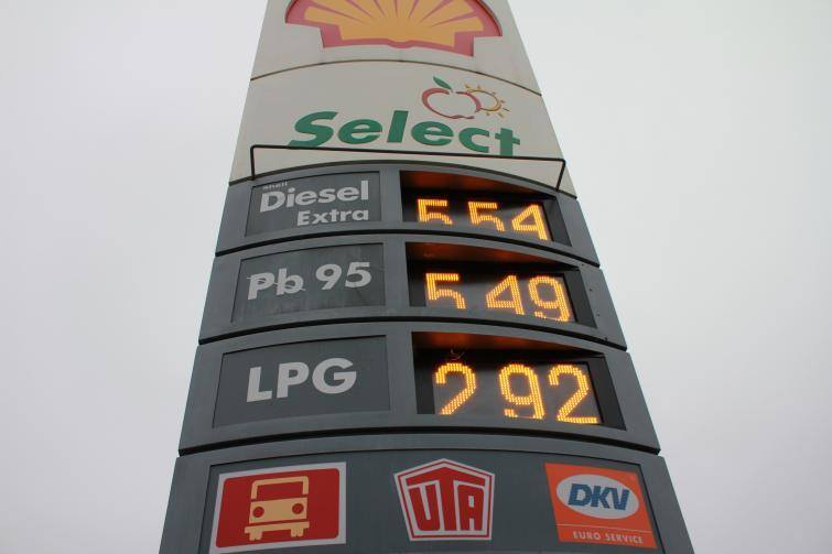 Ceny paliw - w przyszłym roku diesel po 6 zł. Co z benzyną?