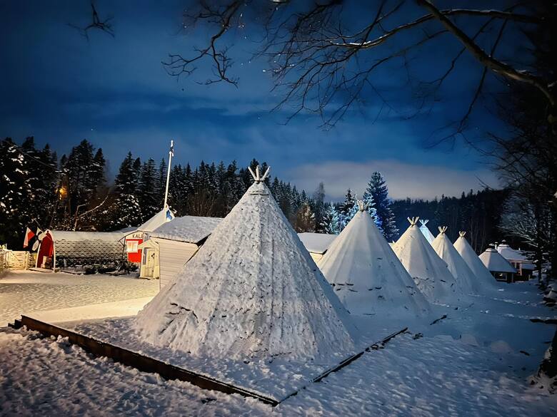 Całoroczne fińskie namioty w Borowicach, nieopodal Karpacza.