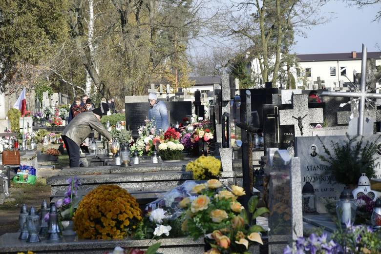 Tłumy skierniewiczan i osób przyjezdnych pojawiły się na cmentarzu św. Józefa w Skierniewicach. Na cmentarzu kwestowali radni oraz inne znane w mieście osoby. Pieniądze zostaną przeznaczone na renowacje nagrobków na zabytkowym cmentarzu św. Stanisława.
