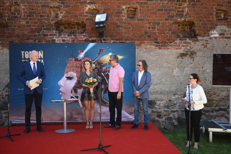 Podpisanie umowy na wystawienie sztuki "Romeo i Julia" w 3D w Toruniu.