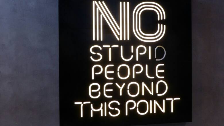 Śmieszny neon No Stupid People Beyond This Point