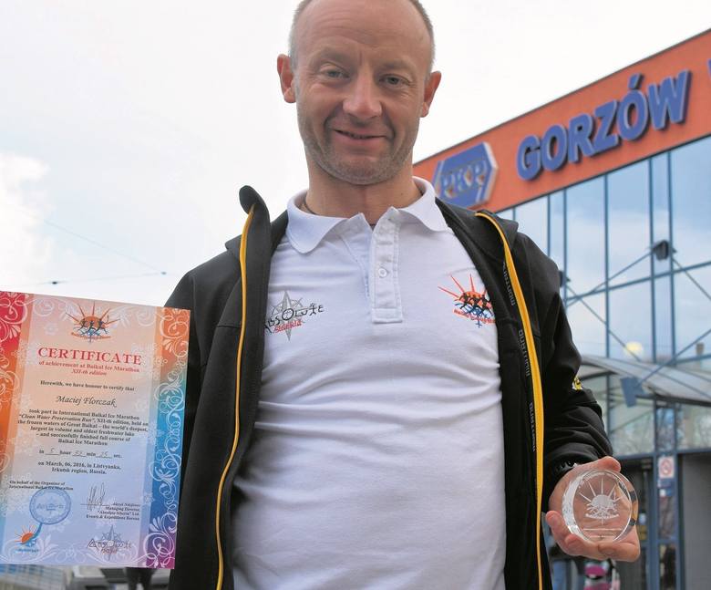 Nasz syberyjski maratończyk z certyfikatem i pamiątkowym medalem z biegu po Bajkale, już po powrocie do Gorzowa.