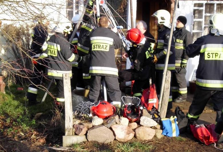 W wyciągnięciu zesztywniałego ciała 42-latka brało udział pięć zastępów straży pożarnej. Strażacy musieli użyć specjalistycznego dźwigu