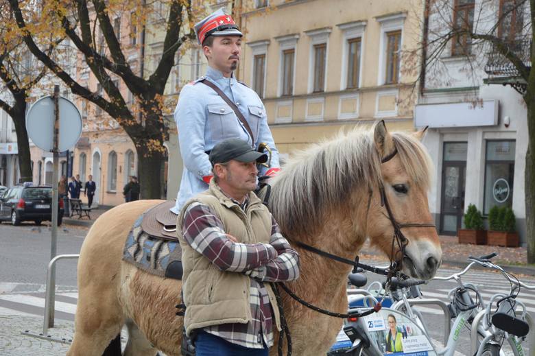 Patriotyczny marsz uczniów szkół pijarskich w Łowiczu [ZDJĘCIA]