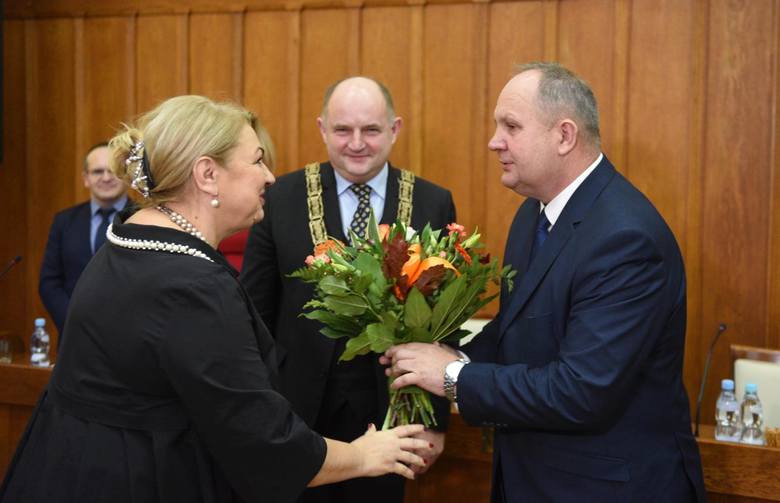Sejmik zdecydował: Elżbieta Piniewska - przewodniczącą sejmiku, a Zbigniew Sosnowski - wicemarszałkiem. 