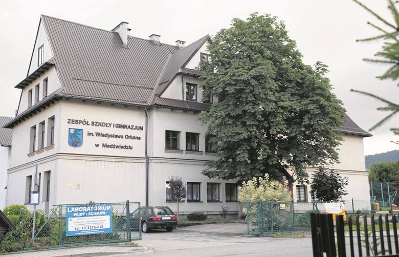 Dzieci z Krakowa są zakwaterowane w szkole w Niedźwiedziu. W ujęciu wody wykryto bakterie coli