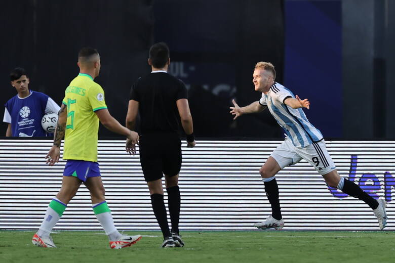 Luciano Gundou celebruje strzelenie gola w meczu Argentyny z Brazylią (1:0) w turnieju kwalifikacji olimpijskich CONMEBOL