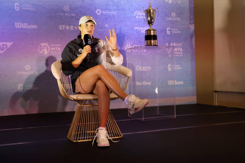 Iga Świątek i trofeum WTA Finals w Cancun