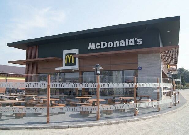 W 2014 roku przy rondzie Niwa powstała restauracja McDonald's, a obok centrum handlowe