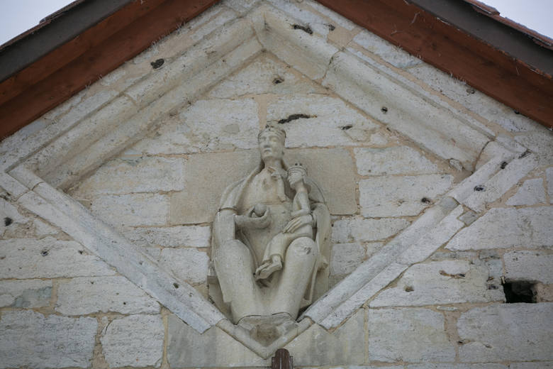 Rzeźba Matki Bożej Tronującej z Dzieciątkiem na ścianie apsydy 