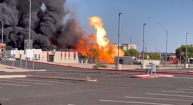 Akcję gaśniczą strażakom w Phoenix utrudniają ogromne upały.