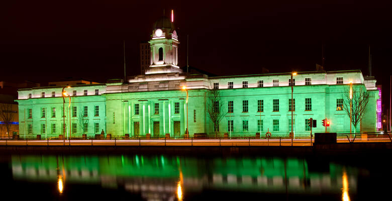 Dzień Świętego Patryka podkreśla się też, podświetlając na zielono różne obiekty miejskie. Na zdjęciu - ratusz w Cork.