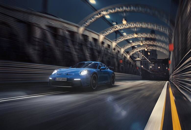 Porsche 911 GT3Za napęd odpowiada wysokoobrotowy, 6-cylindrowy i wolnossący bokser o pojemności 4,0 l i mocy 510 KM osiąganej przy 8400 obr./min (maksymalna