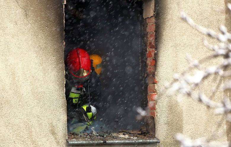 Strażakom udało się wyciągnąć z płonącego domu 60-letnią kobietę. Niestety, nie udało się jej uratować. Jej mąż w ciężkim stanie trafił do szpitala. Policja bada okoliczności zdarzenia.    