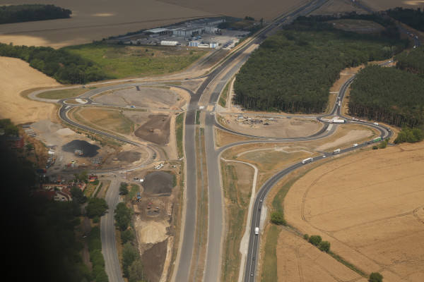 Budowa drogi S5 na wielkopolskim odcinku będzie wznowiona. GDDKiA podpisała umowy, dzięki której drogowcy wznowią prace na odcinkach S5 w Wielkopolsce.