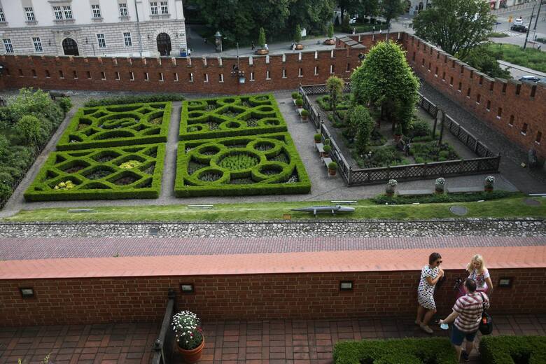 Ogrody na Wawelu są niewątpliwie dużą atrakcją.  Z tarasów widoczne są Planty oraz dachy kamienic i kościołów na Starym Mieście.
