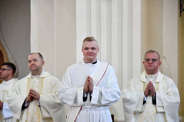 Nowym księdzem został Daniel Piotrowski (w środku)
