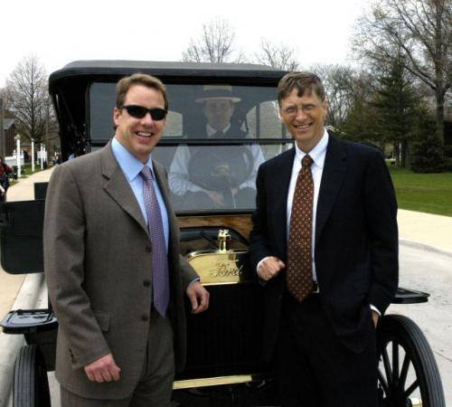 Fot. Ford: Billa Gates’a (po prawej) stać na wydatek rzędu miliona dolarów. Taką kwotę przekazał na ręce Billa Forda, szefa Ford Motor Company z przeznaczeniem