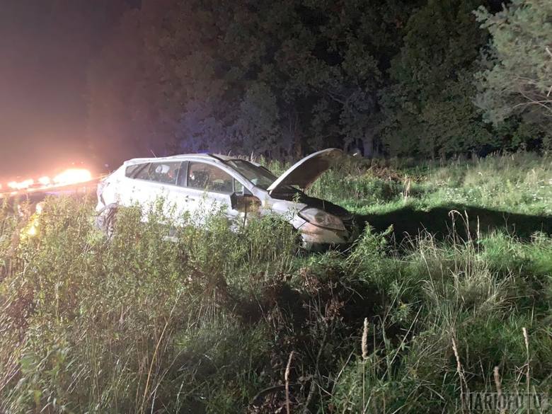 Wypadek w Bierdzanach na drodze krajowej 45. Ze wstępnych ustaleń policjantów wynika, że doszło tam do zderzenia dwóch samochodów - suzuki i volkswagena.